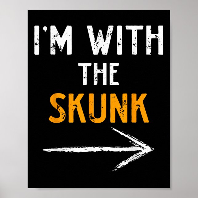 Póster I’m With The Skunk Funny Halloween Matching Couple (Frente)