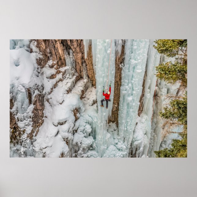 Póster Ice Climber Ascending Cliff (Frente)