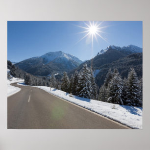 Póster Idílico camino vacío a través de un paisaje invern
