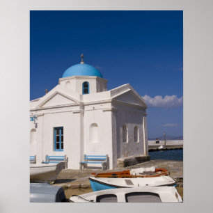 Póster Iglesia blanca en la playa cerca del Mar Egeo en