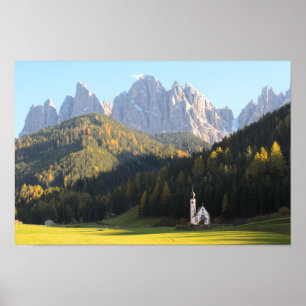 Póster Iglesia con el fondo de la montaña de las dolomías