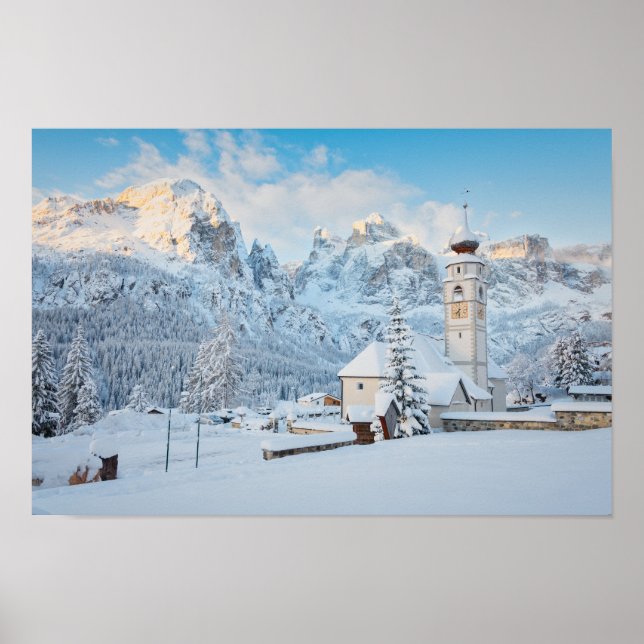 Póster Iglesia cubierta de nieve con fondo de montaña (Frente)
