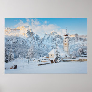 Póster Iglesia cubierta de nieve con fondo de montaña