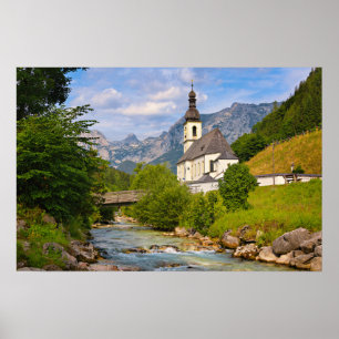 Póster Iglesia de montaña con paisaje de arroyo
