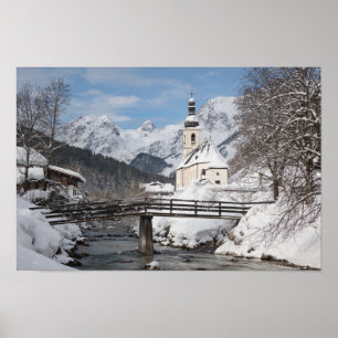 Póster Iglesia en la nieve con los Alpes en invierno