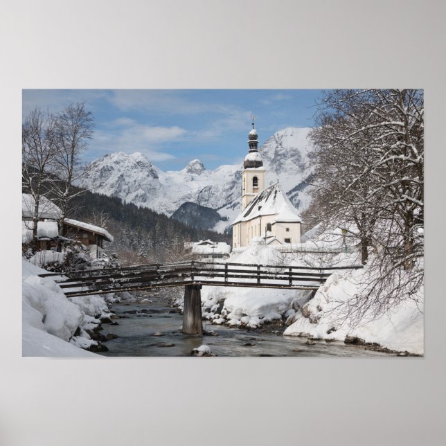 Póster Iglesia en la nieve con los Alpes en invierno (Frente)