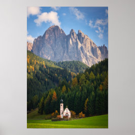 Póster Iglesia frente a las montañas Dolomitas en Italia