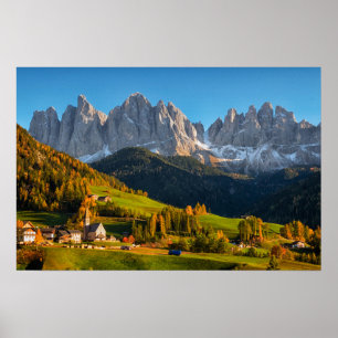 Póster Iglesia y pueblo con paisaje montañoso