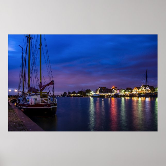 Póster Illuminated Volendam harbor at night (Frente)