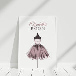 Póster Ilustracion de moda personalizado, vestida con man<br><div class="desc">Este Ilustracion de moda Personalizado,  vestido de rosa en un maniquí,  es ideal para crear una decoración de paredes única y elegante.</div>