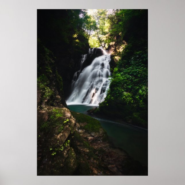Póster Impresionante cascada Šum en un bosque mágico (Frente)