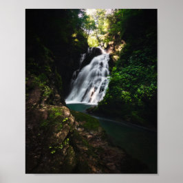 Póster Impresionante cascada Šum en un bosque mágico