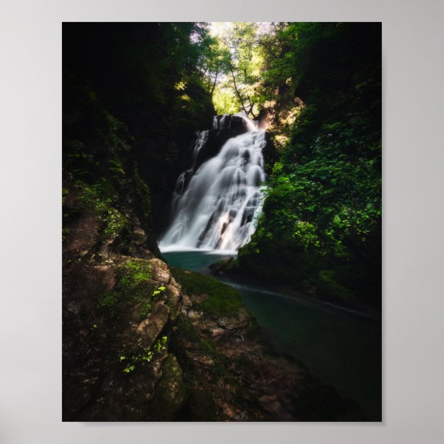 Póster Impresionante cascada Šum en un bosque mágico (Frente)