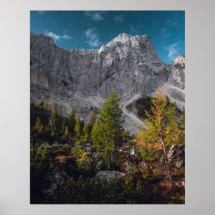 Póster Impresionante paisaje otoñal bajo las montañas