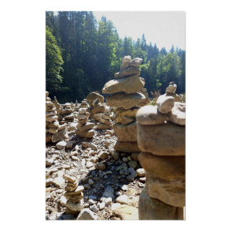 Póster In Balance – Steintürme zwischen Wald und Wasser