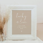 Póster INDIE Bohemian Earth Toned Lucky in Love Rótulo<br><div class="desc">Este signo de la suerte en el amor incluye una letra manuscrita y un diseño minimalista moderno con una combinación de color beige y blanco de tonalidades de tierra boho. Cambia fácilmente los colores y edita *most* frases para satisfacer las necesidades de tu ocasión. Este letrero es perfecto para su...</div>