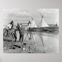 Indios viendo fotos, 1913. Foto antigua