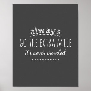 Póster ir la cita motivacional de millas extra en gris
