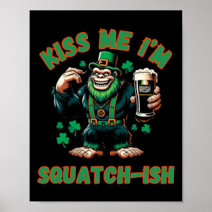 Póster Irlandés Bigfoot - Bésame el día de San Patricio -