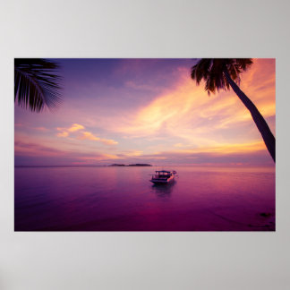 Póster Isla tropical al atardecer con un barco
