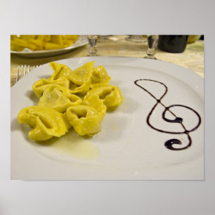 Póster Italia, Cento. Un plato de tortellini de queso