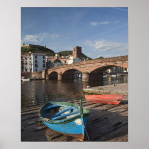Póster Italia, Cerdeña, Bosa. Vista de la ciudad a lo lar