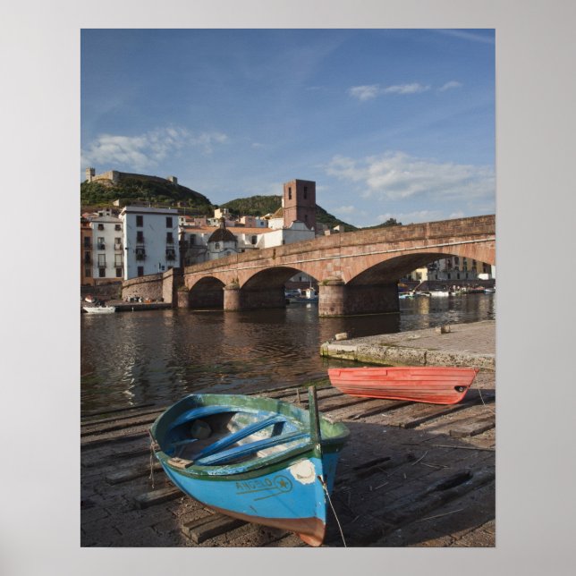 Póster Italia, Cerdeña, Bosa. Vista de la ciudad a lo lar (Frente)