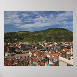 Póster Italia, Cerdeña, Bosa. Vista de la ciudad desde Ca