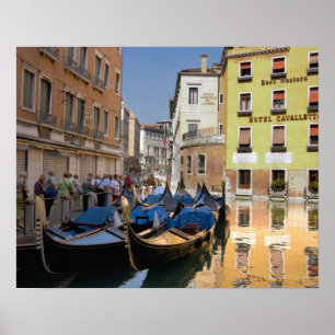 Póster Italia, Venecia, góndolas amarradas a lo largo del