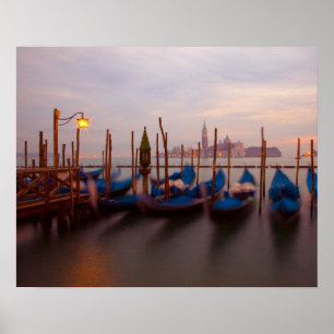 Póster Italia, Venecia. Gondolas ancladas al anochecer.