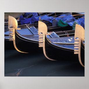 Póster Italia, Veneto, Venecia. Fila de góndolas.