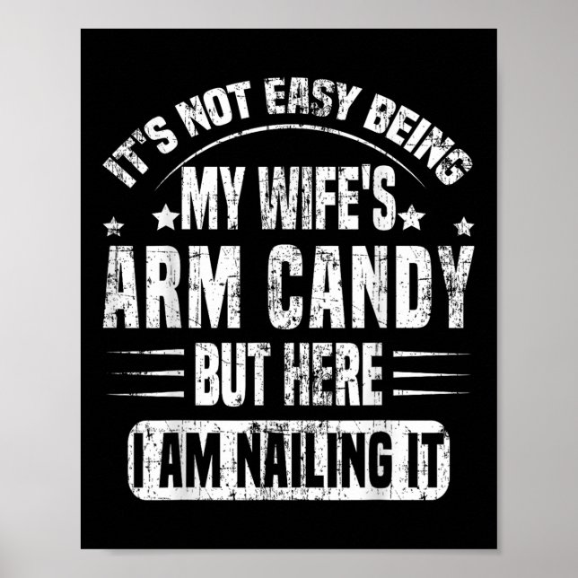 Póster Its Not Easy Being My Wifes Arm Candy Retro Funny  (Frente)