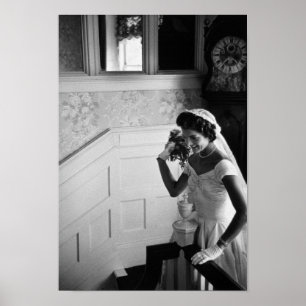 Póster Jackie Kennedy Throwing Wedding Bouquet - 1953