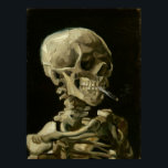 Póster Jefe de Skeleton con cigarrillo por Van Gogh<br><div class="desc">Cabeza de un Skeleton con Cigarrillo Quemado por Vincent Van Gogh, aceite sobre lienzo 1886, es un estudio de aceite pintado de un cráneo humano y esqueleto superior, en cuya boca el artista insertó un cigarrillo ardiente, produciendo un efecto macabro y humorístico. Probablemente pintado mientras Van Gogh se inscribía en...</div>
