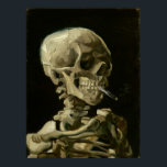 Póster Jefe de Skeleton con cigarrillo por Van Gogh<br><div class="desc">Cabeza de un Skeleton con Cigarrillo Quemado por Vincent Van Gogh, aceite sobre lienzo 1886, es un estudio de aceite pintado de un cráneo humano y esqueleto superior, en cuya boca el artista insertó un cigarrillo ardiente, produciendo un efecto macabro y humorístico. Probablemente pintado mientras Van Gogh se inscribía en...</div>