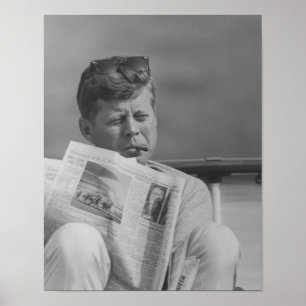 Póster JFK que se relaja afuera