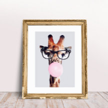 Jirafa con gafas soplando chicle rosa