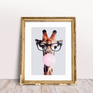 Póster Jirafa con gafas soplando chicle rosa