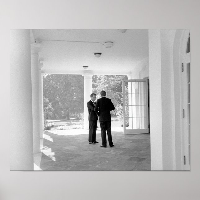 Póster John y Robert Kennedy fuera de la Casa Blanca (Frente)