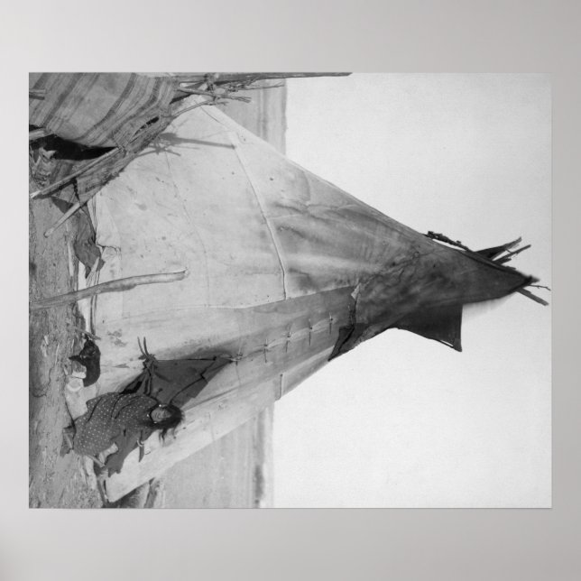 Póster Joven Chica indio de Oglala con pipa fuera de Tipi (Frente)