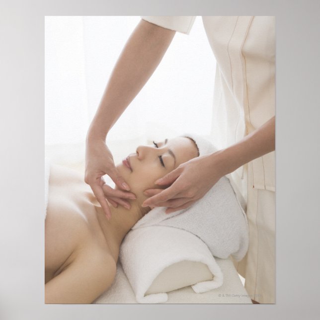Póster Joven con masaje facial (Frente)