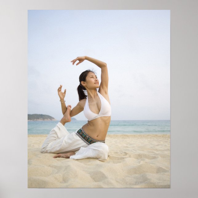 Póster Joven haciendo yoga en la playa (Frente)