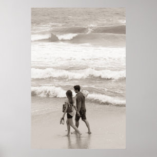 Póster Joven pareja caminando por la playa