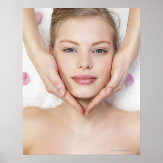 Póster Joven recibiendo masaje