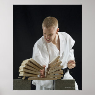 Póster Joven rompiendo tablas con karate