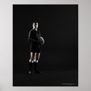 Póster Joven sosteniendo pelota de rugby, retrato