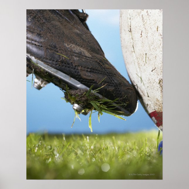 Póster Jugador de rugby lanzando la pelota fuera del tee, (Frente)