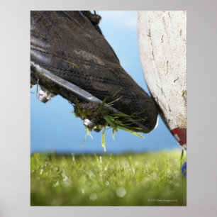 Póster Jugador del rugbi que golpea la bola con el pie de