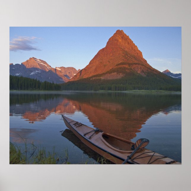 Póster Kayak de madera en el lago Swiftcurrent al amanece (Frente)