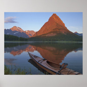 Póster Kayak de madera en el lago Swiftcurry al amanecer 